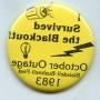 按钮上写着“在停电中幸存下来”!1983年10月，布莱斯戴尔、布什内尔和皮特地区发生了停电.